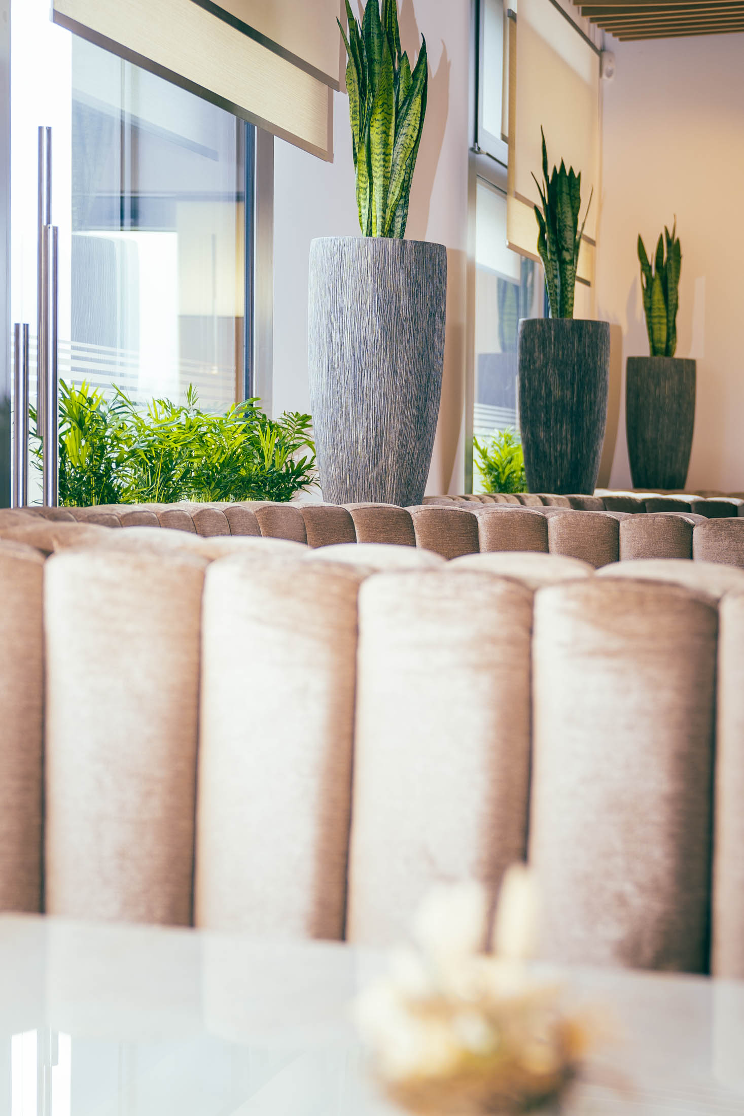 Samtbank und Tischdekoration