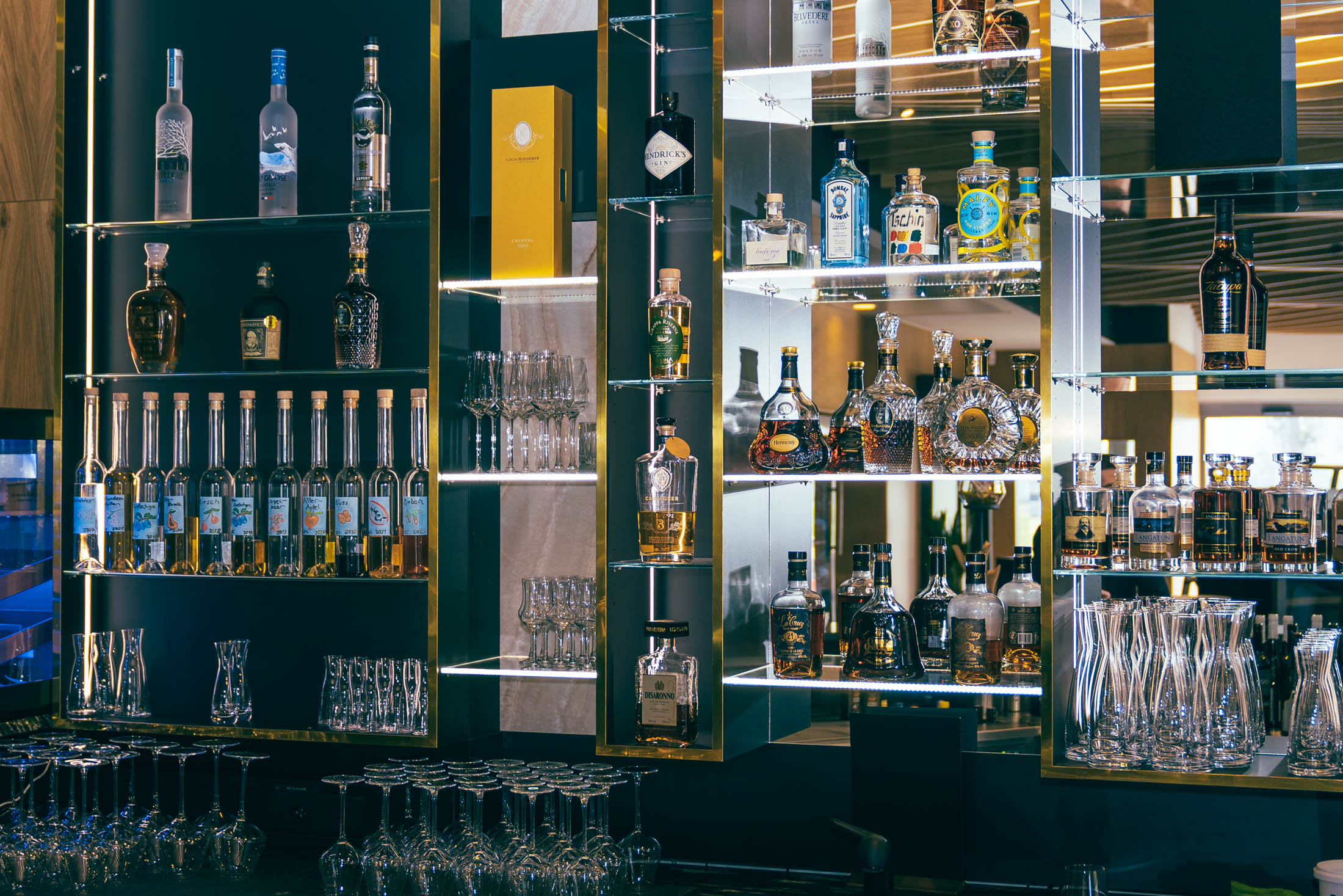 Beleuchtete Bar mit Spirituosen
