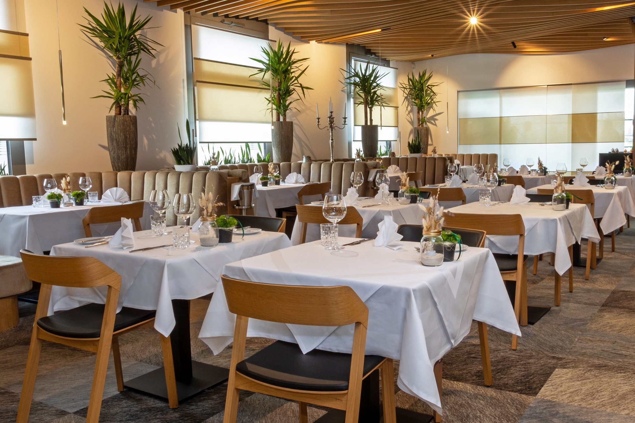 Gastraum des Restaurant Alpspitz mit weiss eingedeckten Tischen