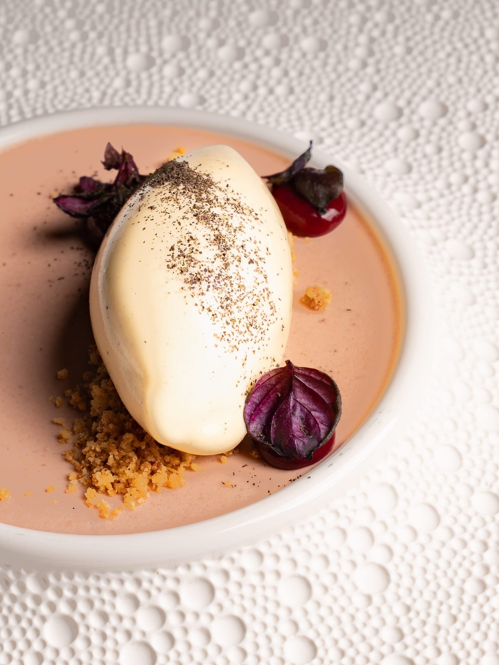 Glace-Nocke auf Fruchtspiegel mit Crumble