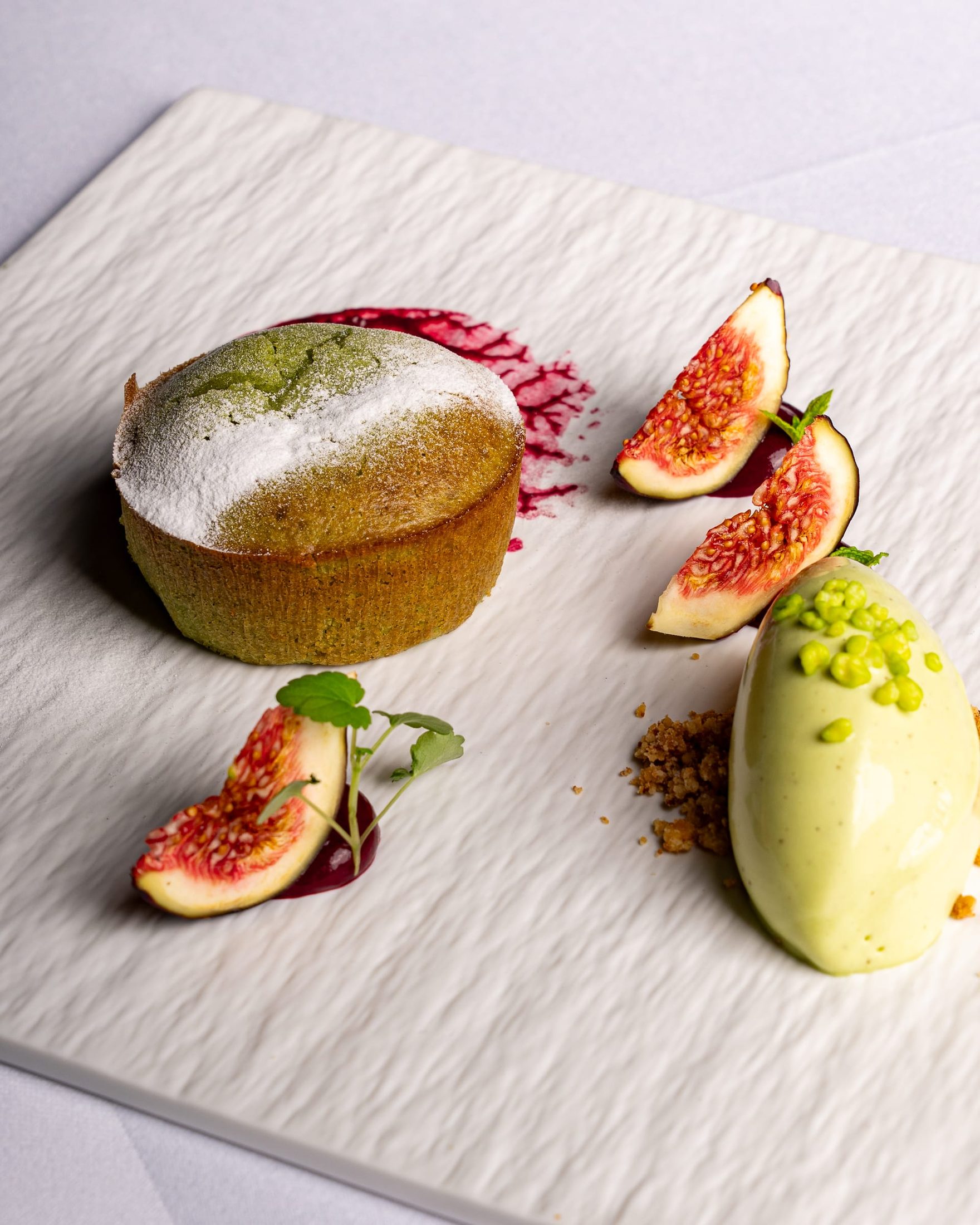 Pistazien-Küchlein mit frischen Feigen und Glace