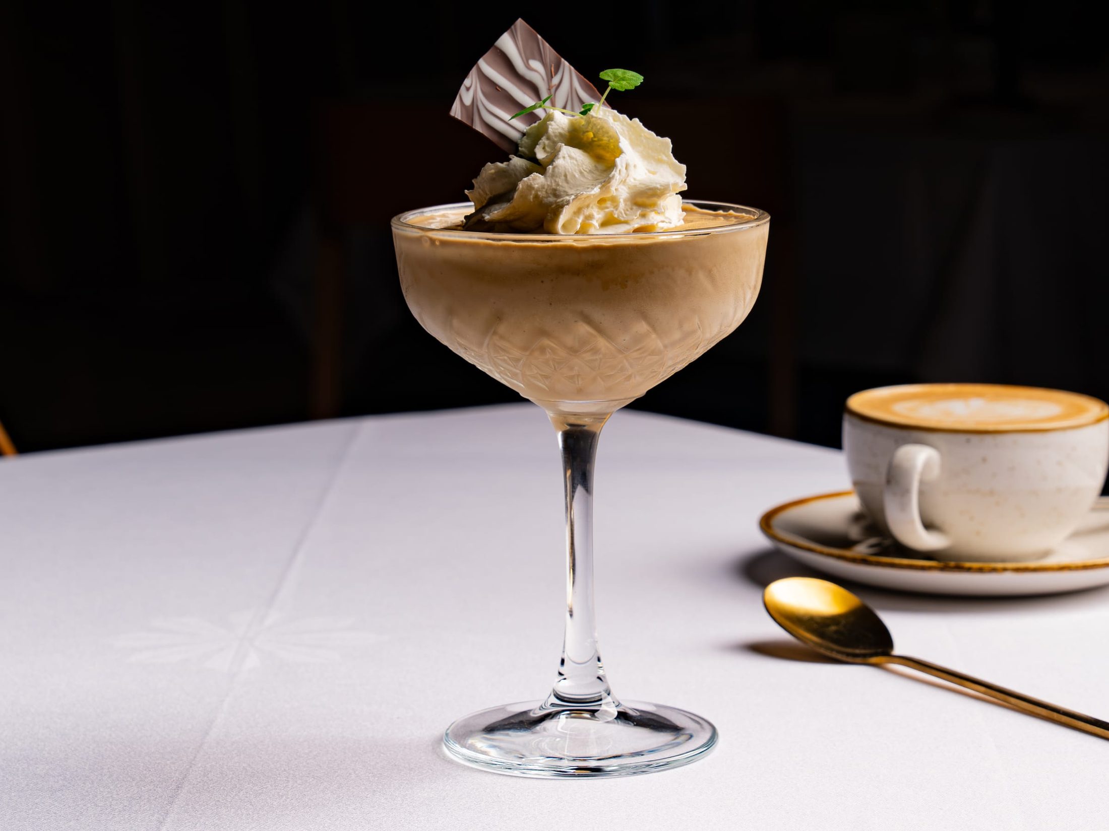 Mousse im Coupe-Glas mit Cappuccino