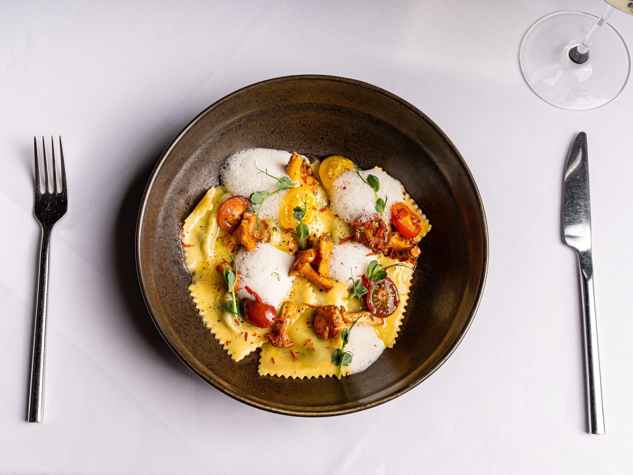 Ravioli mit Pfifferlingen und Kirschtomaten von oben