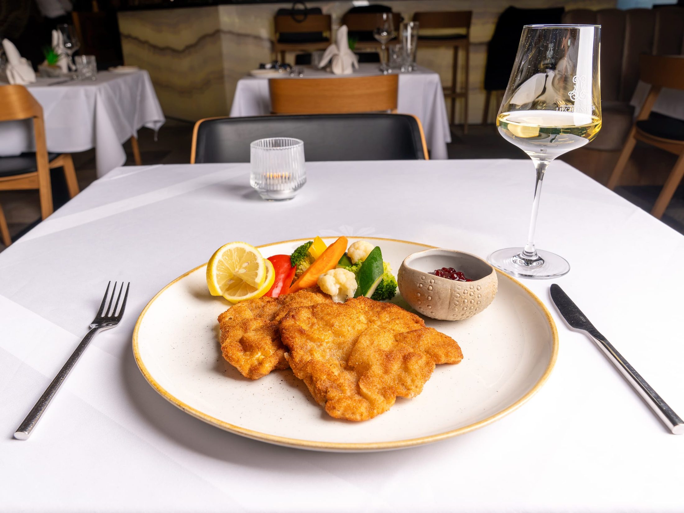 Wiener Schnitzel mit Weisswein im Gastraum